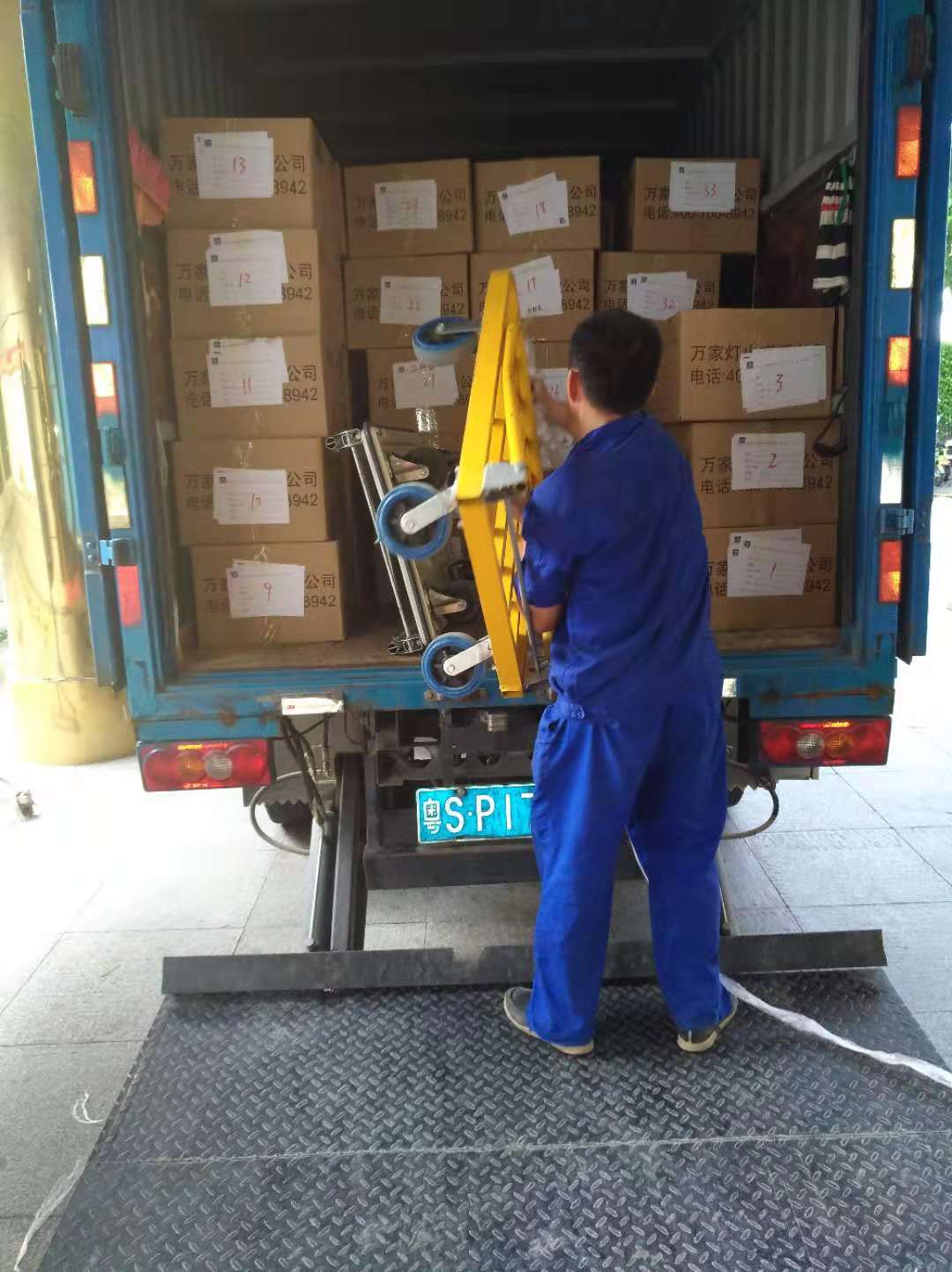  在深圳搬家怎么办，云顶国际yd888搬家公司告诉你！